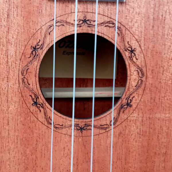 VZ-XU26-33 Ukelele 26" marrón claro con funda "VOZZEX"
